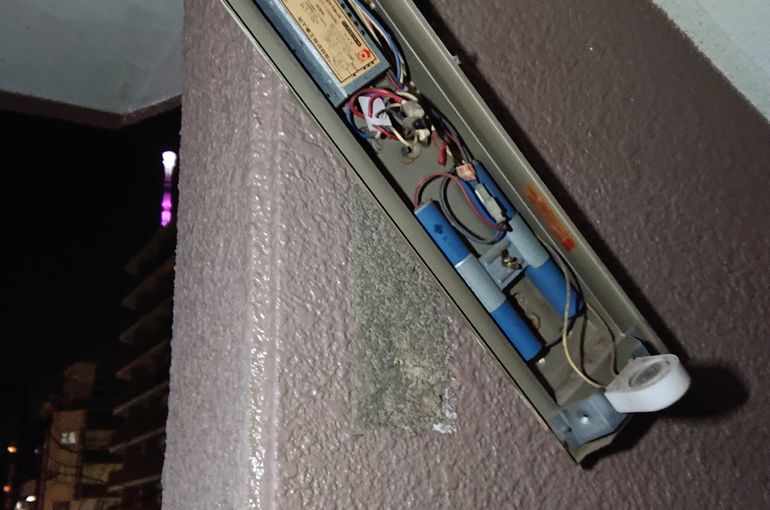 階段　非常照明　