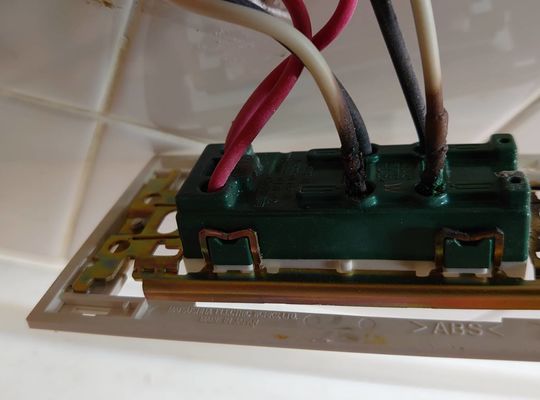 ブレーカー　分電盤　コンセント　漏電