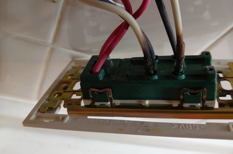 ブレーカー　分電盤　コンセント　漏電