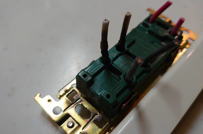 ブレーカー　分電盤　コンセント　漏電