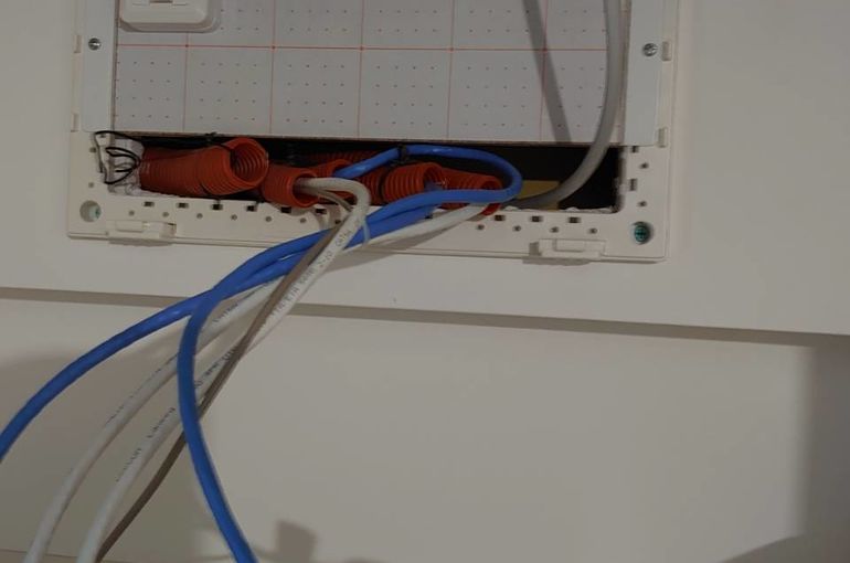 ブレーカー　分電盤　ＣＡＴ６Ａ