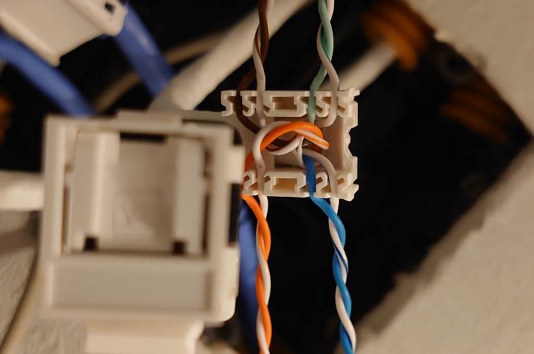 ブレーカー　分電盤　ＣＡＴ６Ａ